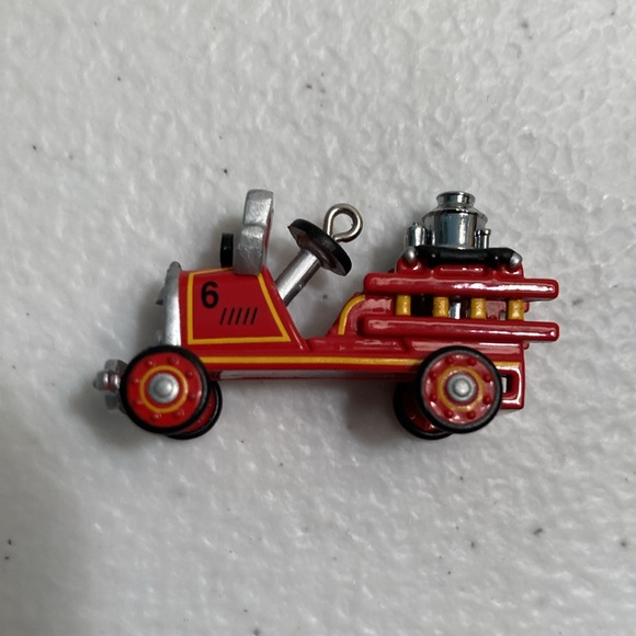Hallmark Collector's Series 1924 Toledo Fire Engine #6 - Picture 4 of 5